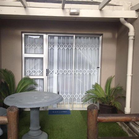 בלוויל Smithland Guest Apartments Cape Town מראה חיצוני תמונה
