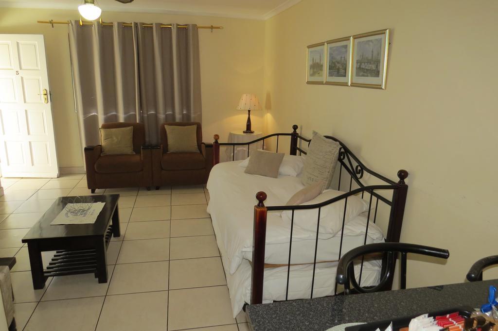 בלוויל Smithland Guest Apartments Cape Town מראה חיצוני תמונה